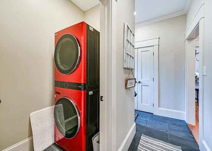 Spacious Salem-winston W/ Deck! Winston-Salem