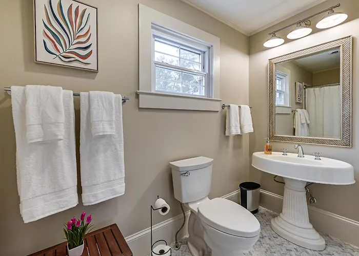 Spacious Salem-winston W/ Deck!