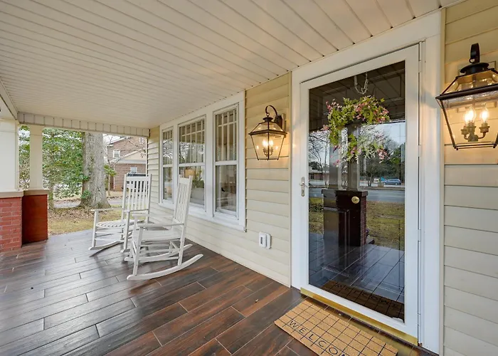 Spacious Salem-winston W/ Deck! Holiday home *