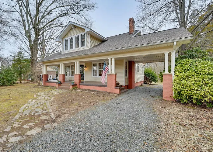 Spacious Salem-winston W/ Deck! Holiday home *