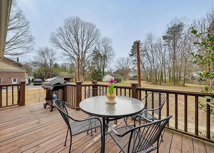 Spacious Salem-winston W/ Deck! Holiday home Winston-Salem