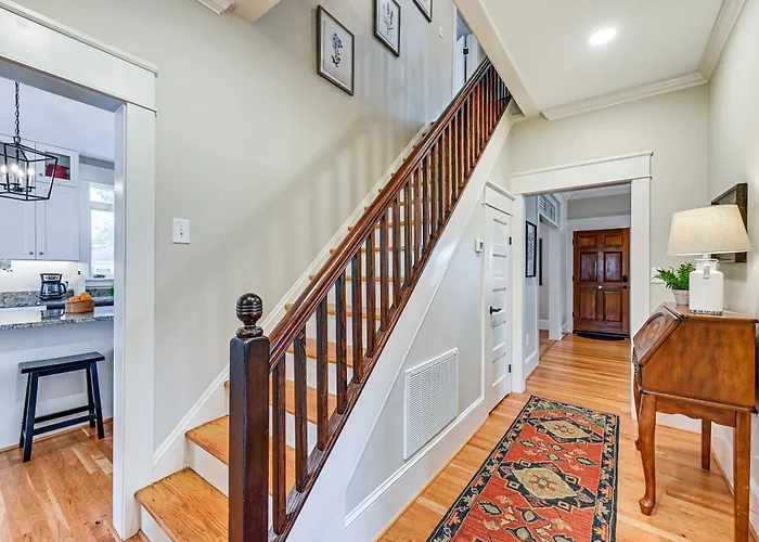 Spacious Salem-winston W/ Deck! Winston-Salem
