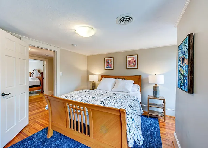 Spacious Salem-winston W/ Deck! Holiday home