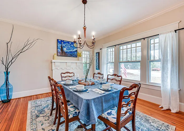 Spacious Salem-winston W/ Deck! Holiday home Winston-Salem
