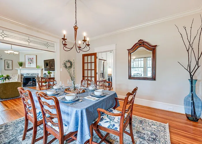 Spacious Salem-winston W/ Deck! Winston-Salem
